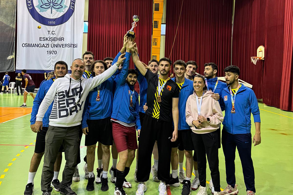 Üniversitemiz Voleybol Takımlarından Büyük Başarı